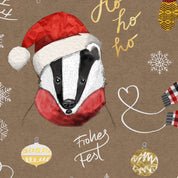 Nachhaltiges Geschenkpapier Weihnachten – handgemaltes Dachs-Muster mit Christbaumkugeln und Schriftzügen