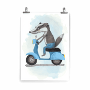 Kinderposter Daniel Dachs – Dachs mit Brille auf blauer Vespa, Aquarellwolken, handgemalt