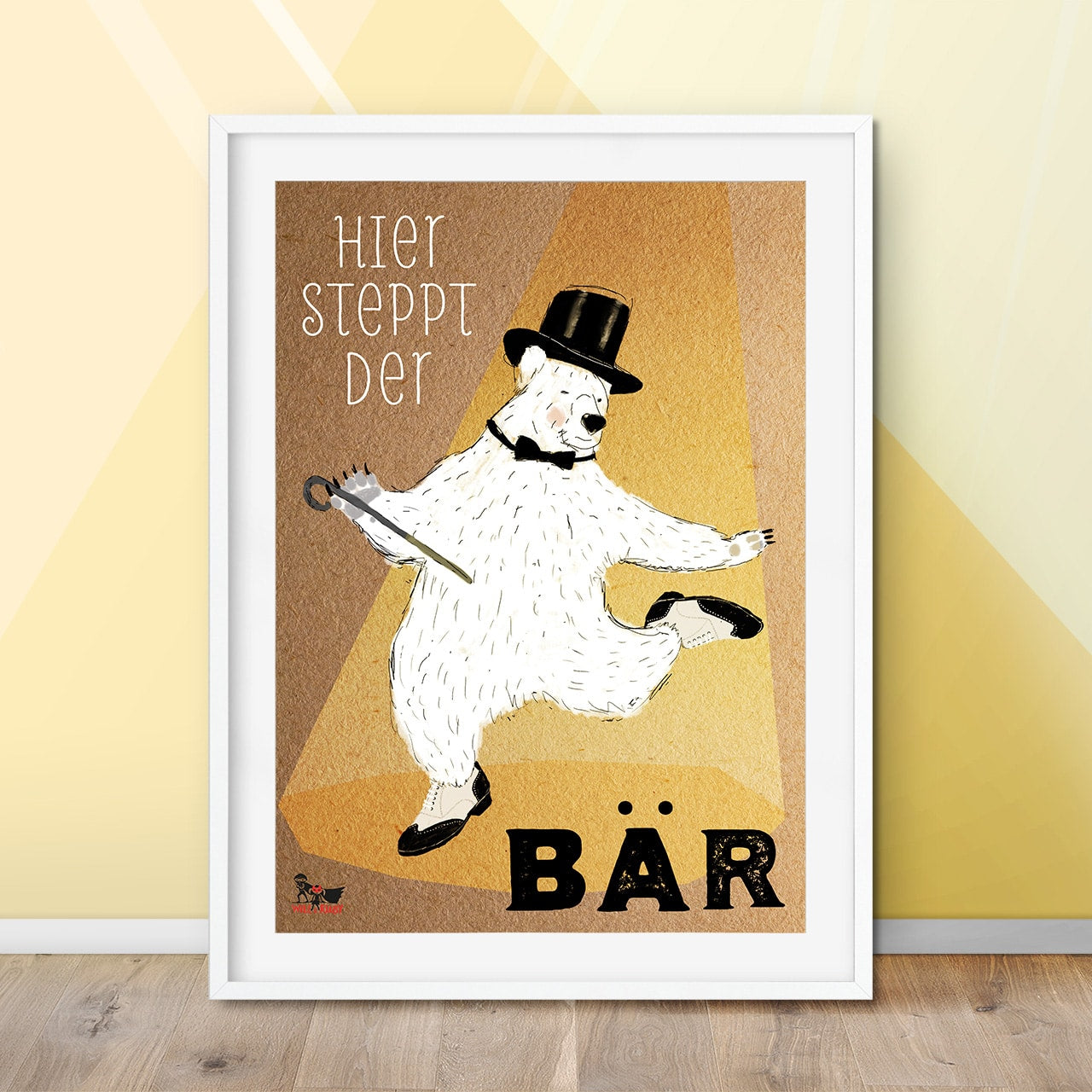 Kinderposter Steppender Bär – Wanddeko fürs Kinderzimmer, handgemalt