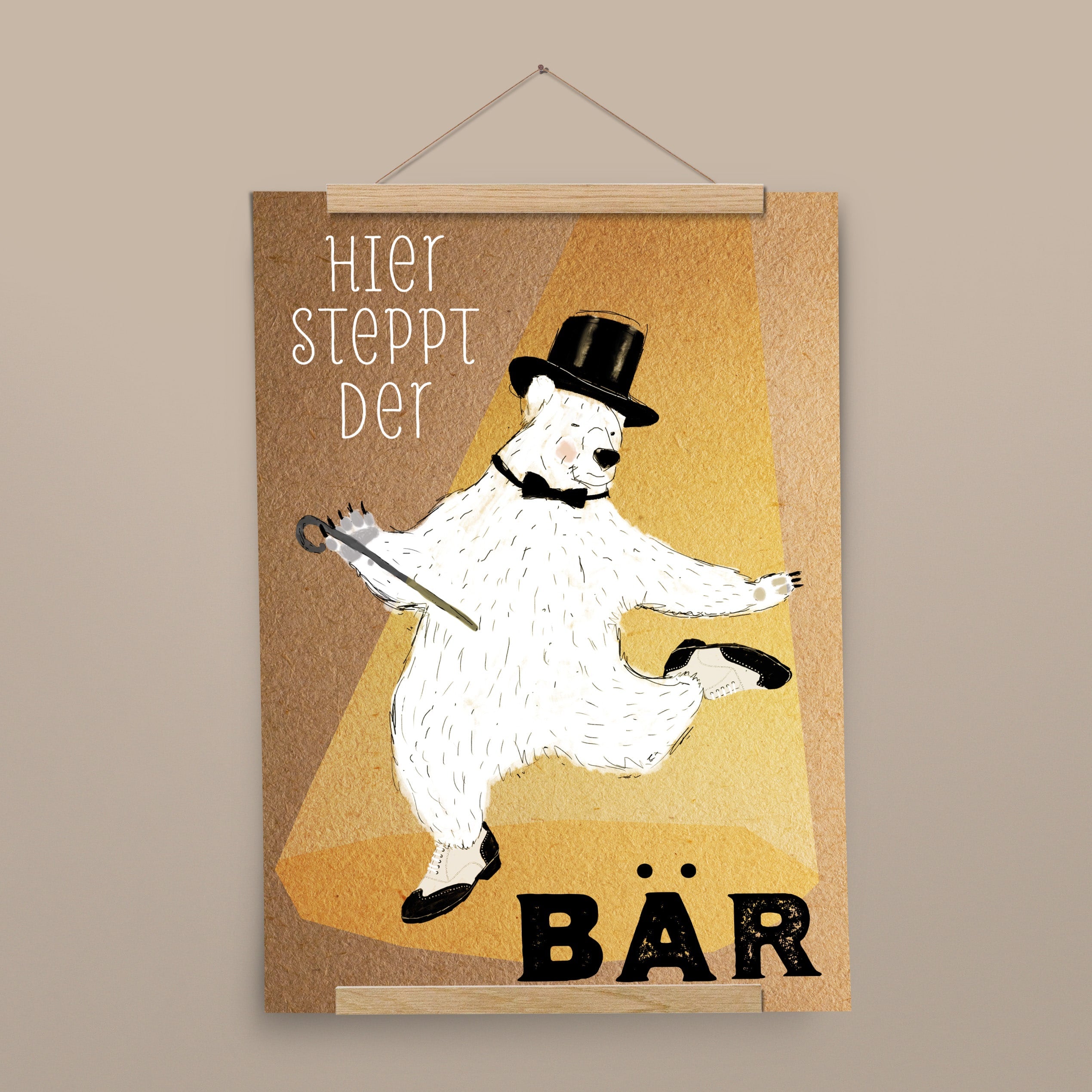 Kinderposter Steppender Bär mit Posterleiste aus Eichenholz, handgemalt auf Naturpapier