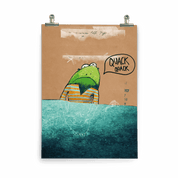 Kinderposter Frodo Frosch – Frosch im Ringelpulli sitzt im Teich, mit Libelle und Fisch, handgemalt