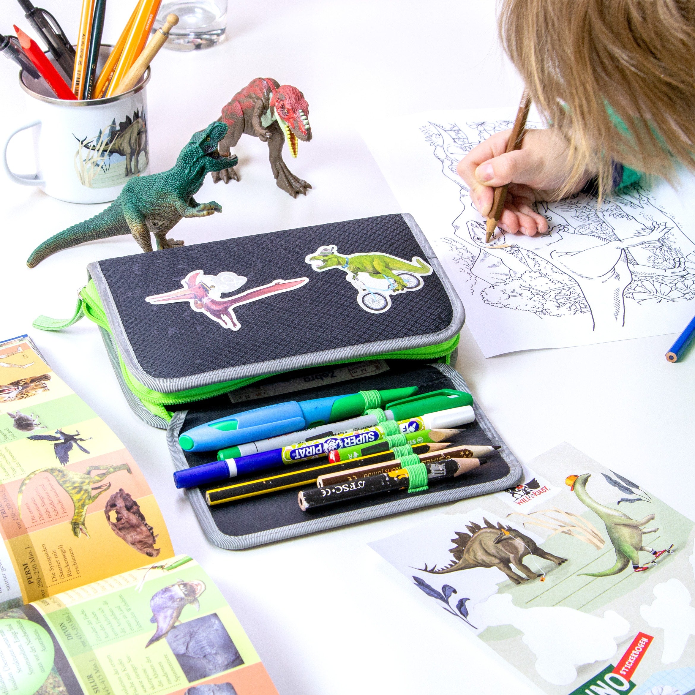 Stickerbogen Dinos – Detailansicht der handgemalten Dinosaurier